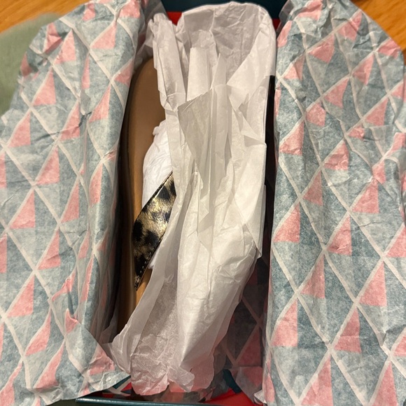 New in box AEROSOLES Leopard Print Flip Flops - Picture 5 of 8